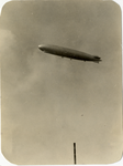 605737 Afbeelding van het Duitse luchtschip Graf Zeppelin boven Utrecht.